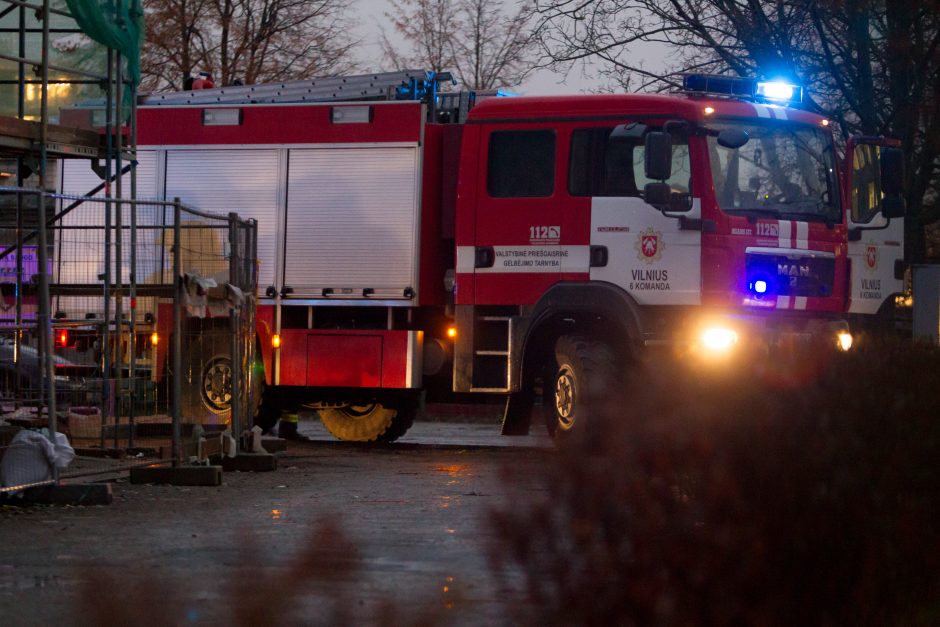 Gaisre Naujojoje Akmenėje vienas žmogus apdegė, du – apsinuodijo dūmais