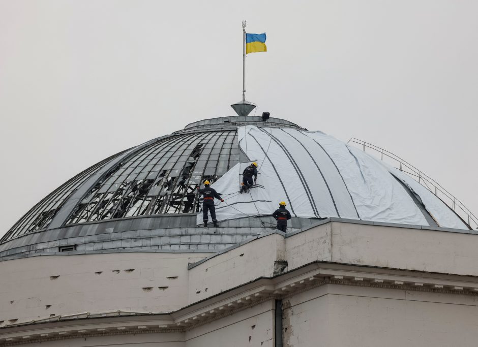 Surūdijęs okupantų tankas neša pelną ukrainiečiams: vaikai už jo dalis jau uždirbo tūkstančius