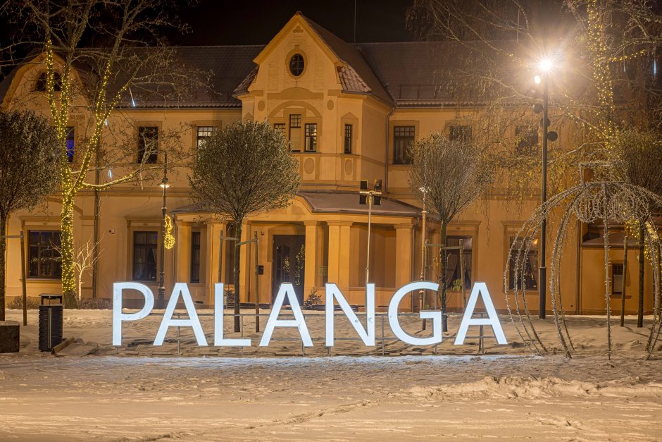 Palangoje –  spindinčių Kalėdų laukimo laikotarpis: įžiebė dar niekur neregėtą eglių eglę