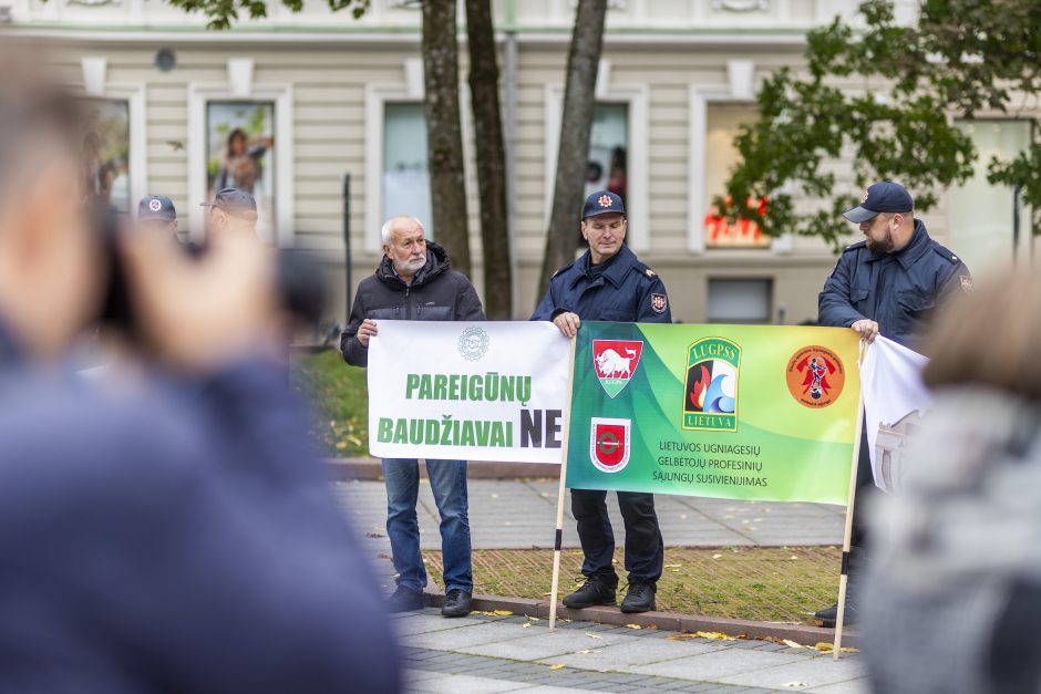 Pareigūnai protestuoja prieš naująjį Statutą: ant šieno krūvos uždėta vyšnia nėra tortas