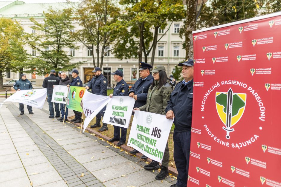 Pareigūnai protestuoja prieš naująjį Statutą: ant šieno krūvos uždėta vyšnia nėra tortas