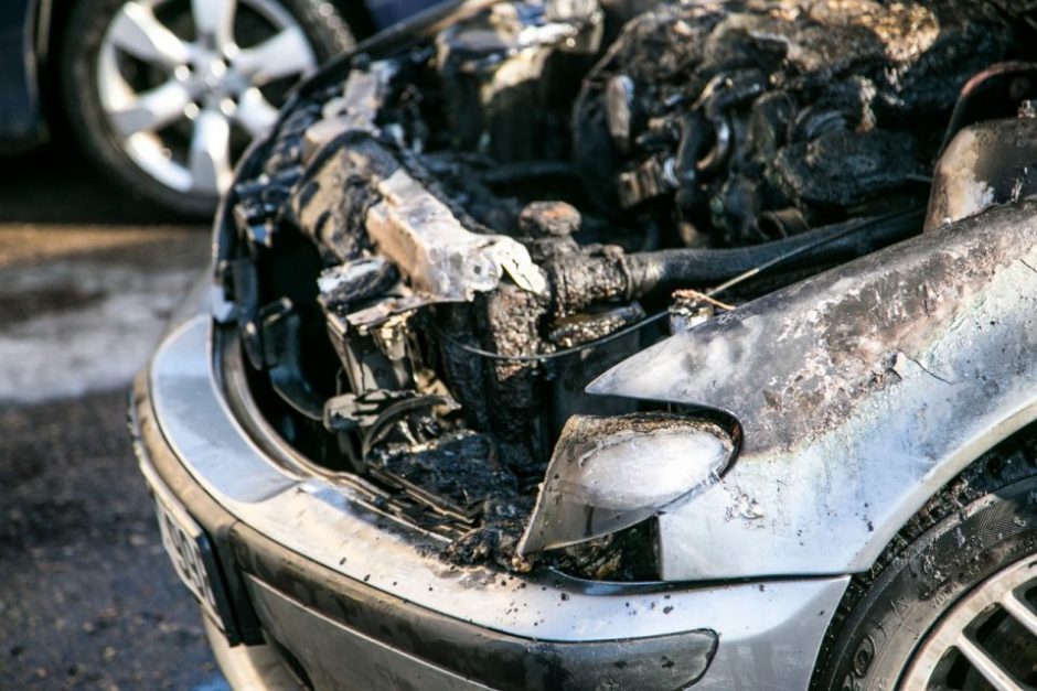 Požeminėje aikštelėje Vilniuje sudegė automobilis