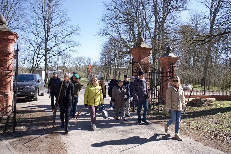 Ukrainiečiai padėkos talkoje tvarkė Vilniaus miesto parkus