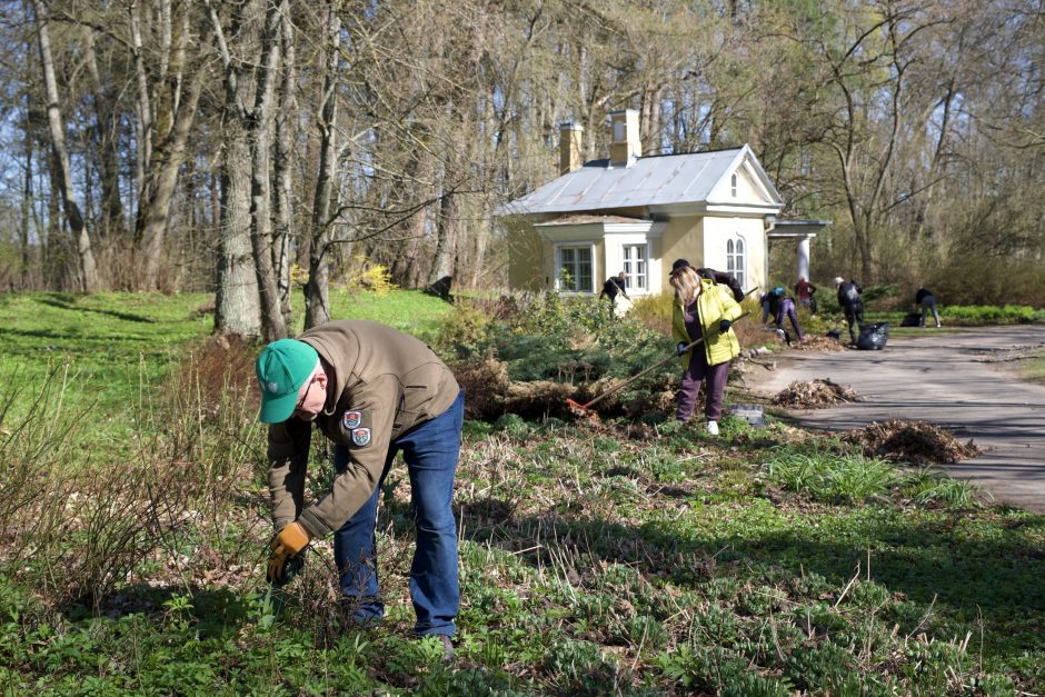 Ukrainiečiai padėkos talkoje tvarkė Vilniaus miesto parkus