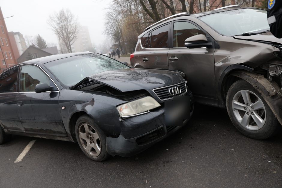 A. Baranausko gatvėje neišsiteko „Audi“ ir „Toyota“: vairuotojams gelbėjo pareigūnai 