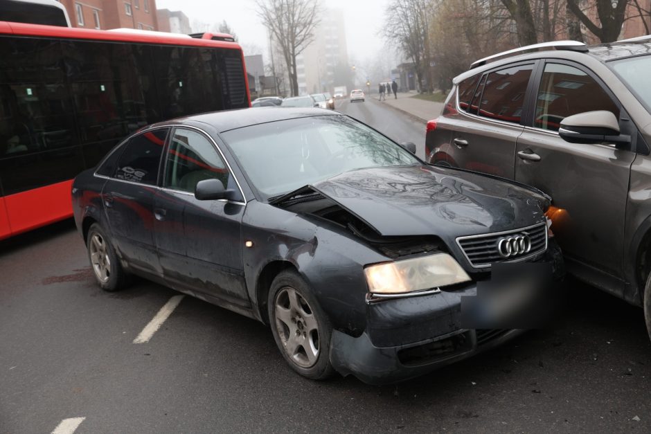 A. Baranausko gatvėje neišsiteko „Audi“ ir „Toyota“: vairuotojams gelbėjo pareigūnai 