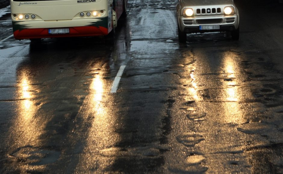 Šalies keliuose dėl buvusio snygio yra slidžių ruožų