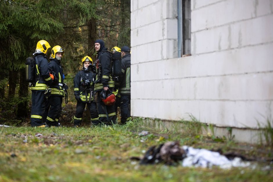 Sostinės mokykloje užsiliepsnojo šviestuvas: teko evakuoti 200 mokinių