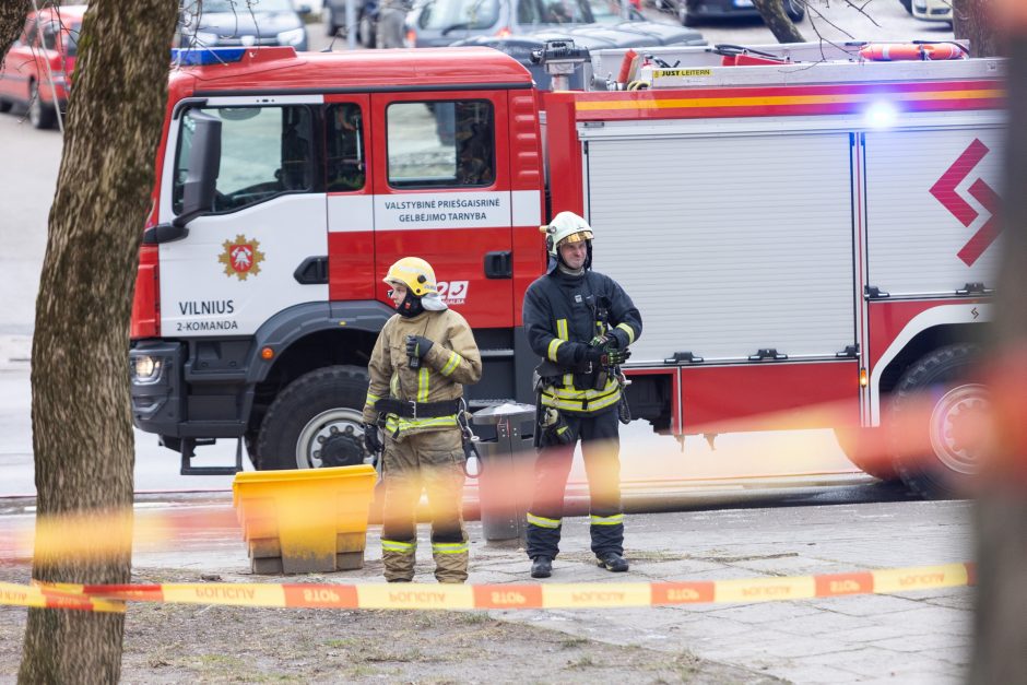 Uždūmintas kelias tapo spąstais: vilkikas rėžėsi į ugniagesių automobilį