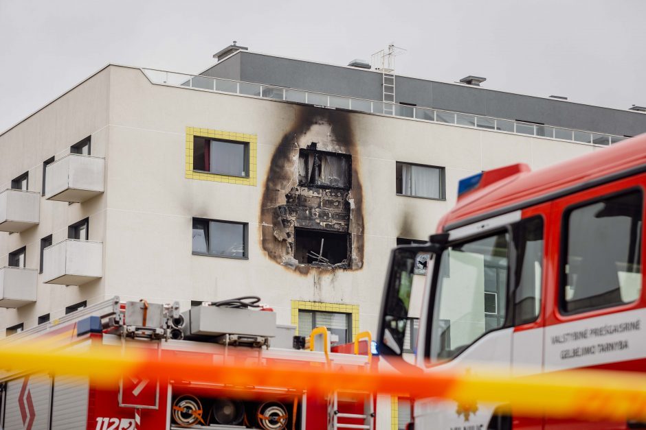 Butą Vilniuje gaisras suniokojo visiškai: žalą patyrė ir dešimtys kitų, nukentėjo moteris