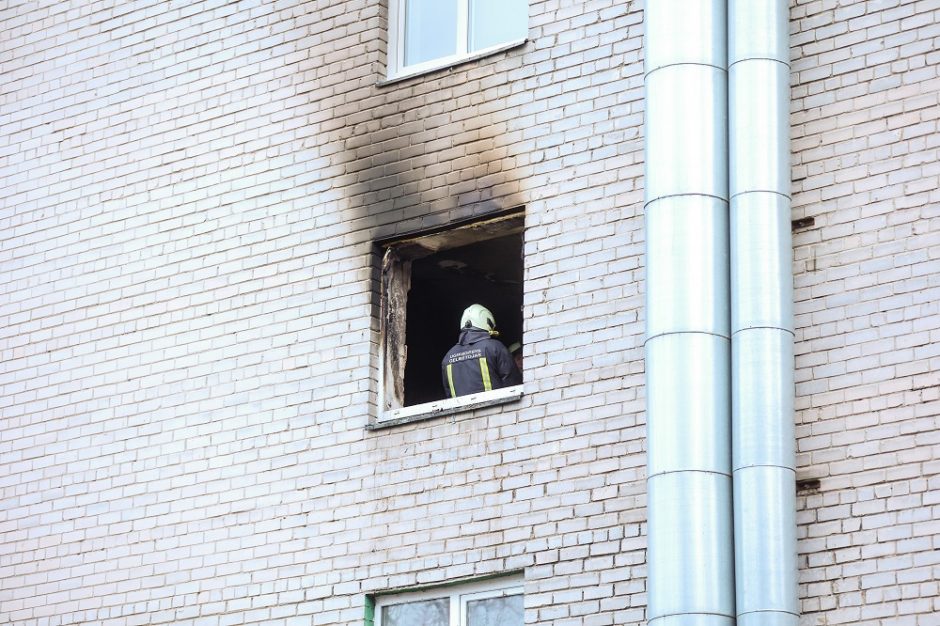 Bute Vilniuje kilus gaisrui dūmais apsinuodijo moteris