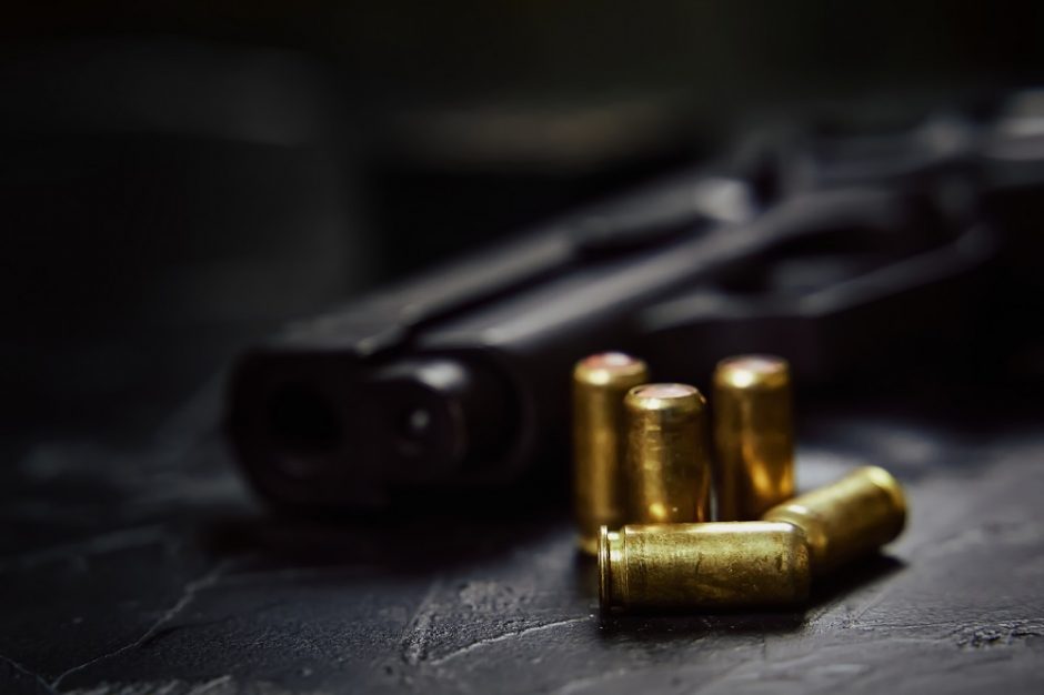Tvarkydamas senelių namus anūkas rado pistoletą