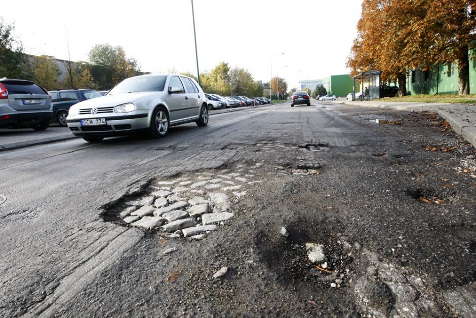 Žiemos pabaigtuvėms – gatvėse atsivėrę krateriai