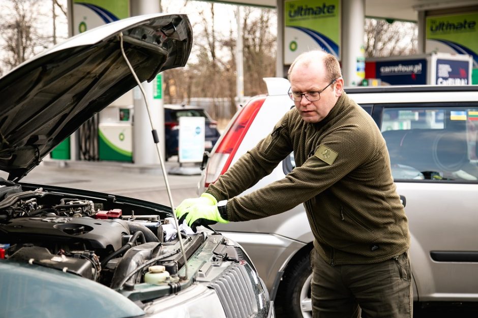 Vieni gelbėja gyvybes, kiti iš to dergiasi