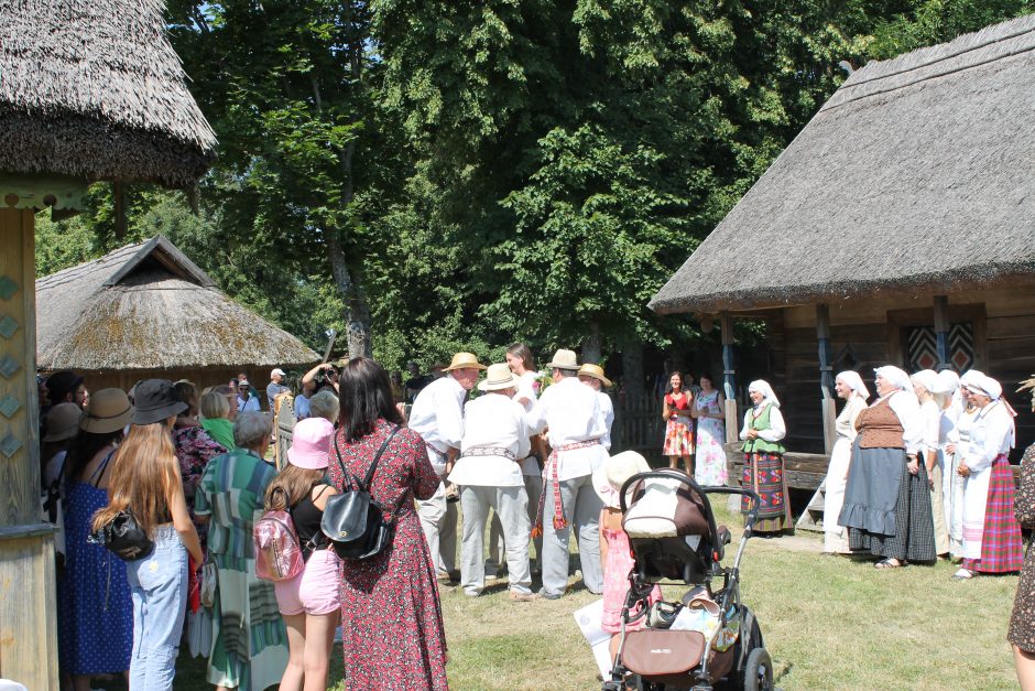 Rumšiškėse nestigo šventinės įvairovės: pasveikinę Onas, priminė ir rugiapjūtės tradicijas