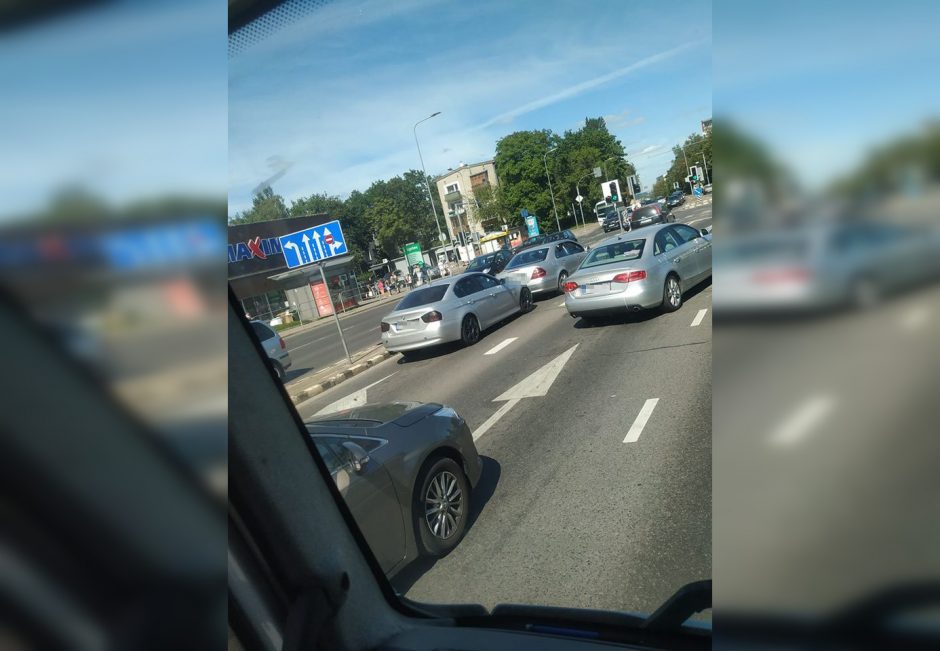 Vilniuje susidūrė BMW ir „Mercedes-Benz“ automobiliai