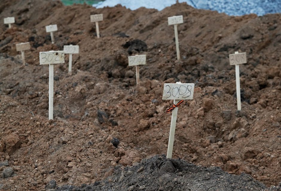 Mariupolyje aptikta naujų masinių kapaviečių: į 25 griovius lavonus guldė sluoksniais