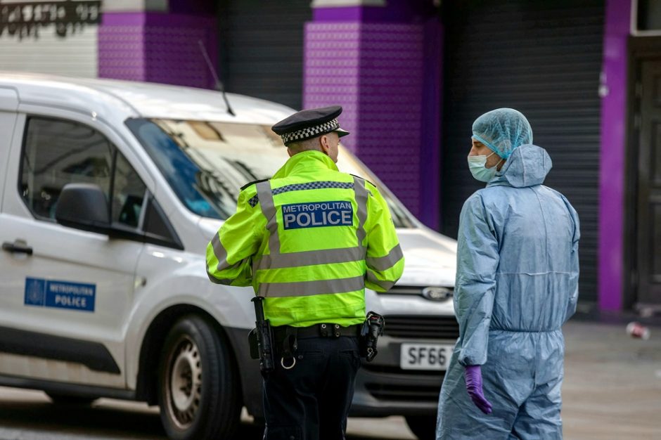 Londono centre peiliu sužaloti du policininkai