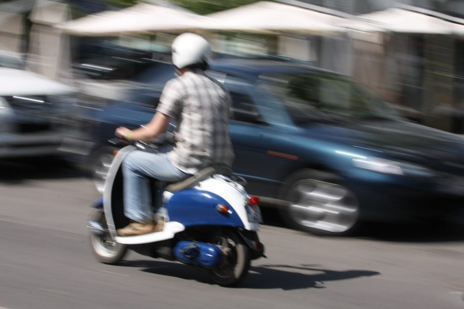 Svarstys, ar vairuojantiems mopedus turėtų būti privalomas praktinis egzaminas