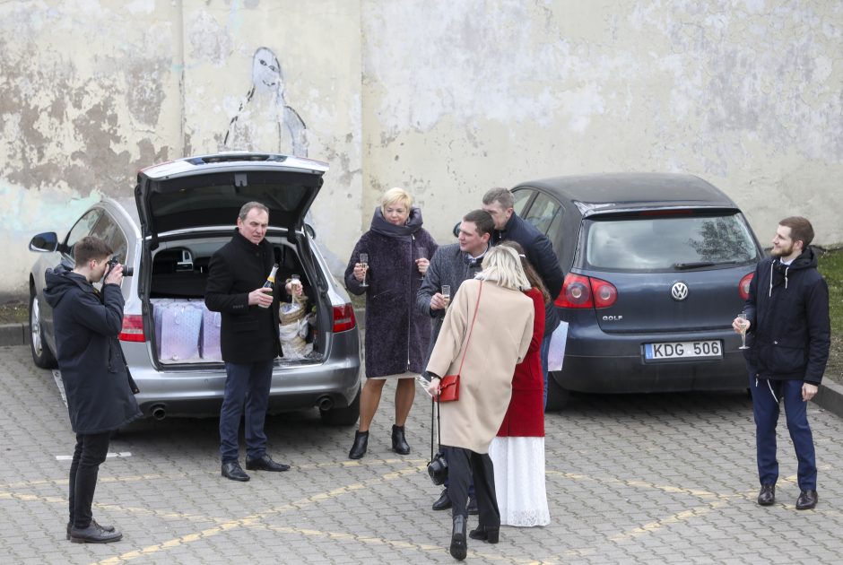 Į santuokų rūmus skubėję vilniečiai: karantinas koreguoja šventę, bet esmė lieka