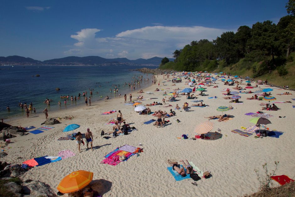 Ispanijoje nuo pirmadienio atidaromi baseinai, prekybos centrai, restoranai