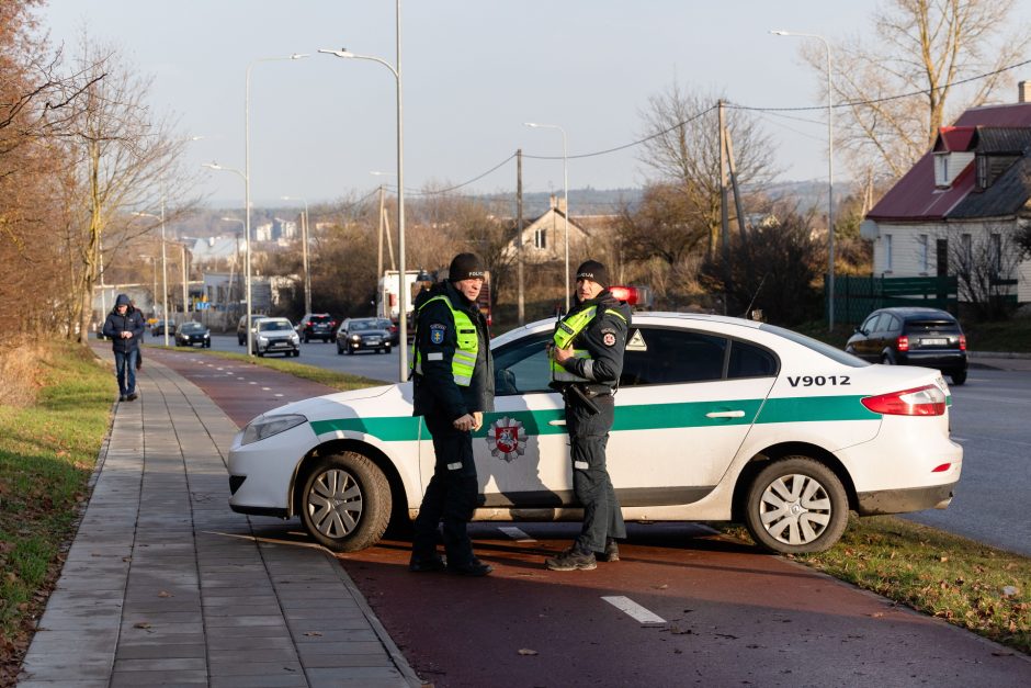 Kupiškio rajone ant kelio apsivertė miškovežis: pabiro rąstai, sužalotas vairuotojas