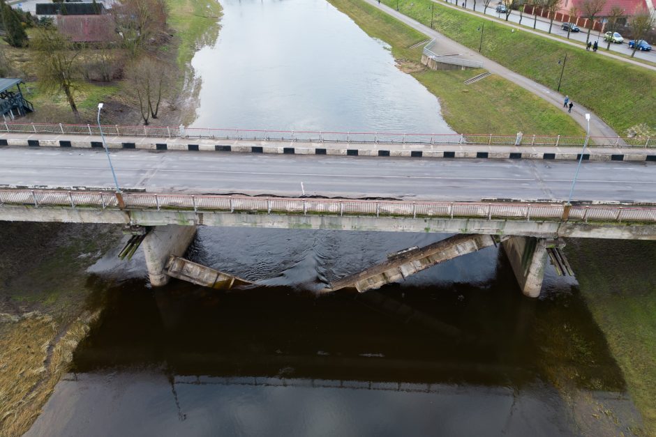 Kėdainiuose griuvęs tiltas per Nevėžį vėl uždarytas dėl saugos priemonių pažeidimo