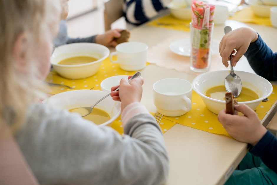 Klaipėdos gimnazijai likus be maitinimo, savivaldybė valgyklas ketina nuomoti už eurą