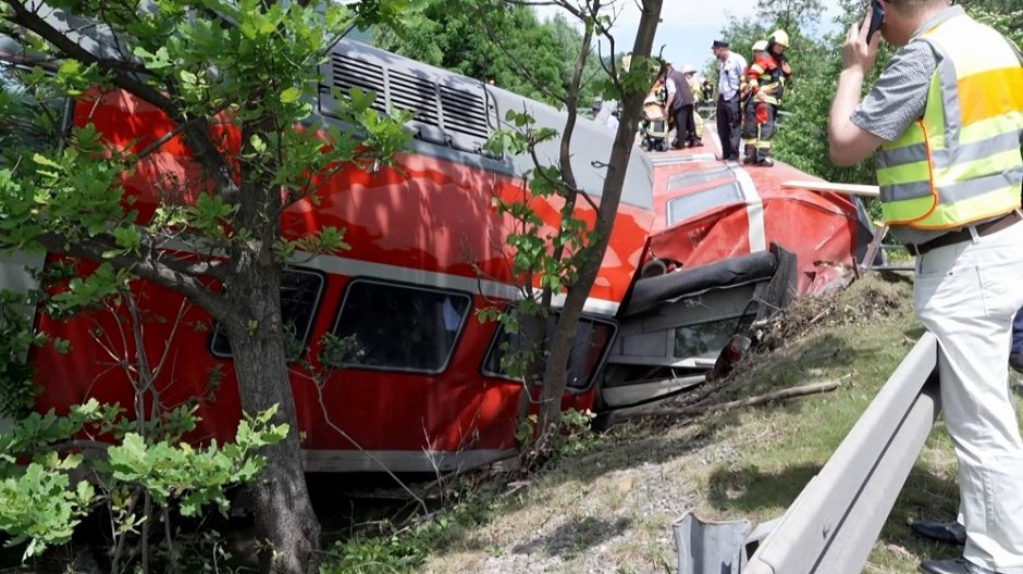 Pietų Vokietijoje nuo bėgių nulėkė traukinys, žuvo mažiausiai trys žmonės