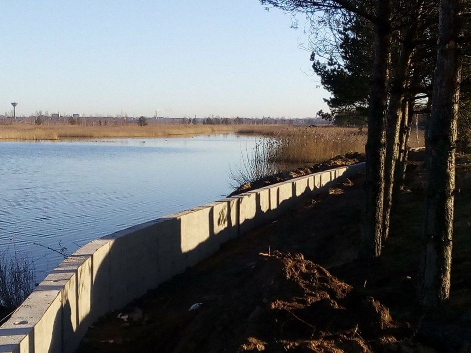 Dviračių takas drieksis kone vandeniu