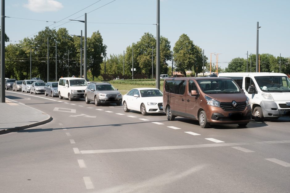 Per piką Pilies žiede – dar didesnis chaosas: pakeistos eismo tvarkos dalis vairuotojų nepastebi