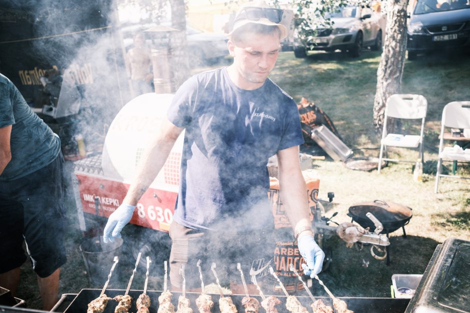 Garsusis festivalis Lekėčiuose: ir apranga, ir šakočiai – su mėlynėmis