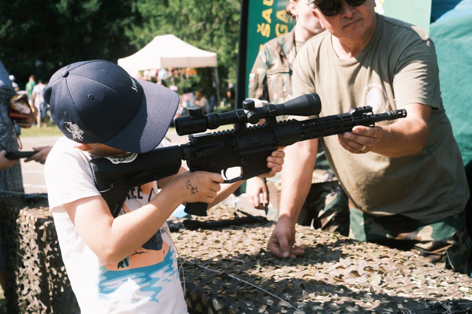 Garsusis festivalis Lekėčiuose: ir apranga, ir šakočiai – su mėlynėmis