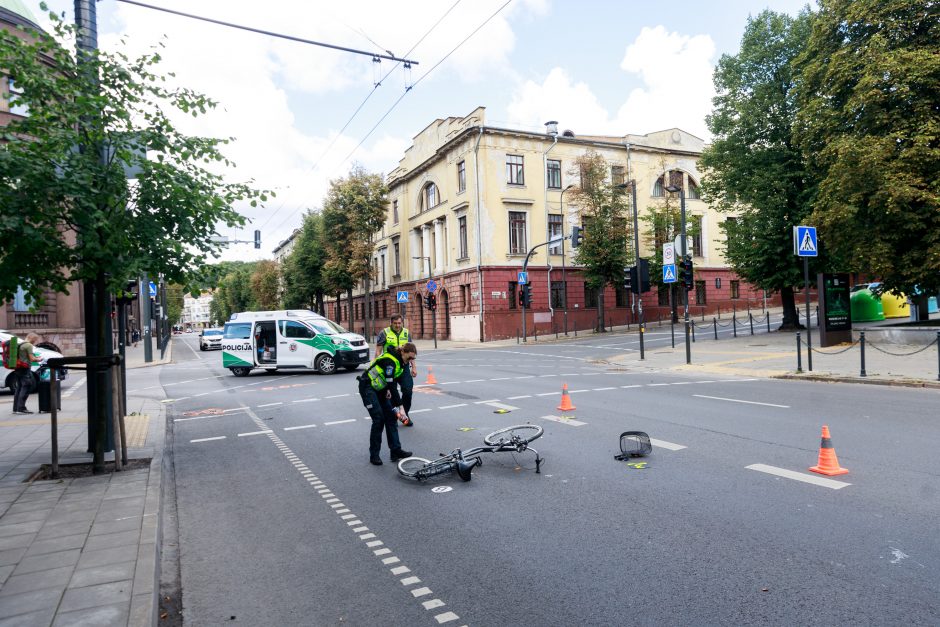 Kauno centre – troleibuso ir dviratininkės susidūrimas