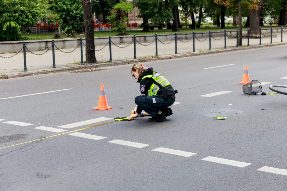 Kauno centre – troleibuso ir dviratininkės susidūrimas