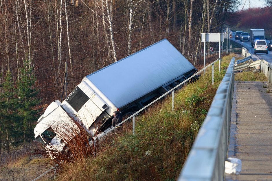 Praneša kauniečiai: ant Varnių tilto – net septynios avarijos