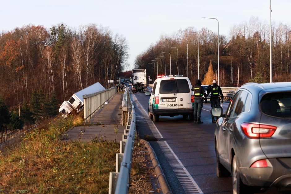 Praneša kauniečiai: ant Varnių tilto – net septynios avarijos