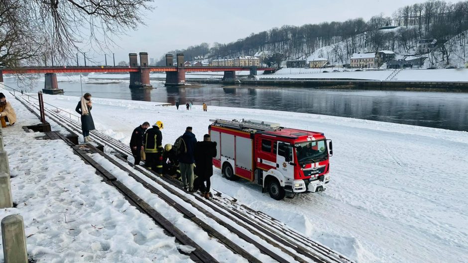 Nelaimė Kauno amfiteatre: suoliuke įstrigusią moterį vadavo ugniagesiai