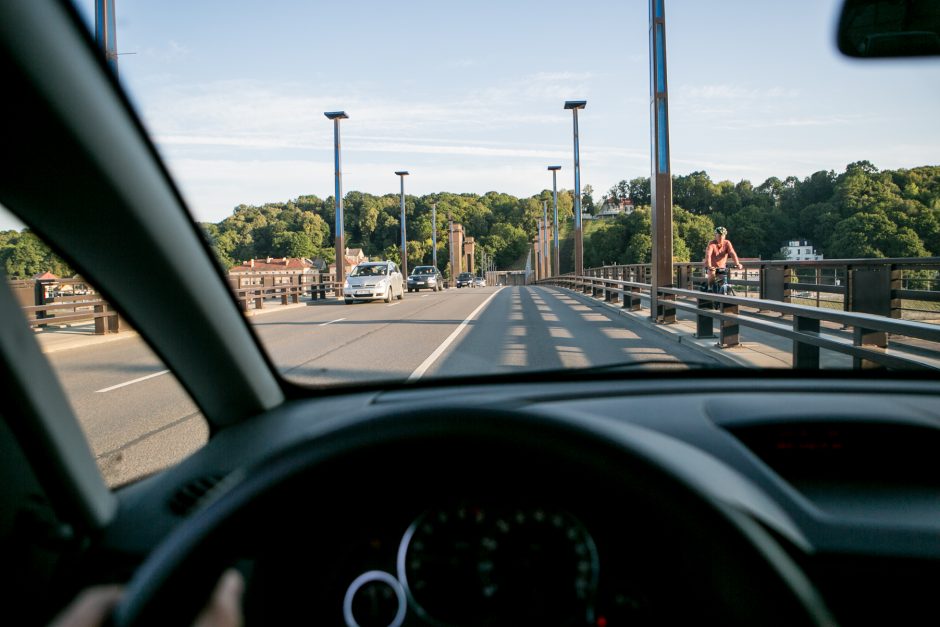 Aleksoto tiltu jau rieda automobiliai