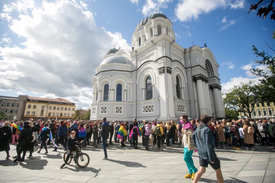 Į LGBT parado dalyvius skriejo ir žali kiaušiniai: kliuvo kavinės klientams