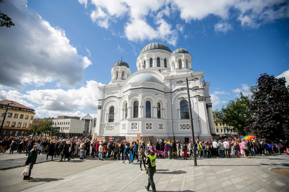 Į LGBT parado dalyvius skriejo ir žali kiaušiniai: kliuvo kavinės klientams