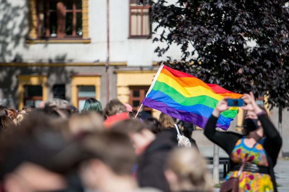 Į LGBT parado dalyvius skriejo ir žali kiaušiniai: kliuvo kavinės klientams