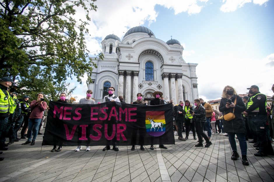 Į LGBT parado dalyvius skriejo ir žali kiaušiniai: kliuvo kavinės klientams