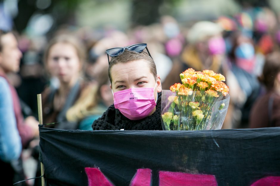 Į LGBT parado dalyvius skriejo ir žali kiaušiniai: kliuvo kavinės klientams