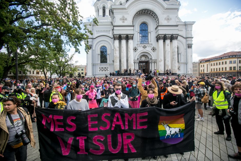 Į LGBT parado dalyvius skriejo ir žali kiaušiniai: kliuvo kavinės klientams