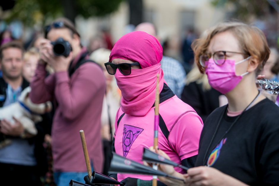 Į LGBT parado dalyvius skriejo ir žali kiaušiniai: kliuvo kavinės klientams