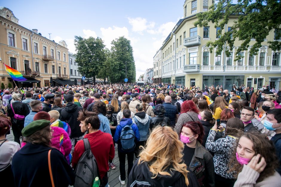 Į LGBT parado dalyvius skriejo ir žali kiaušiniai: kliuvo kavinės klientams