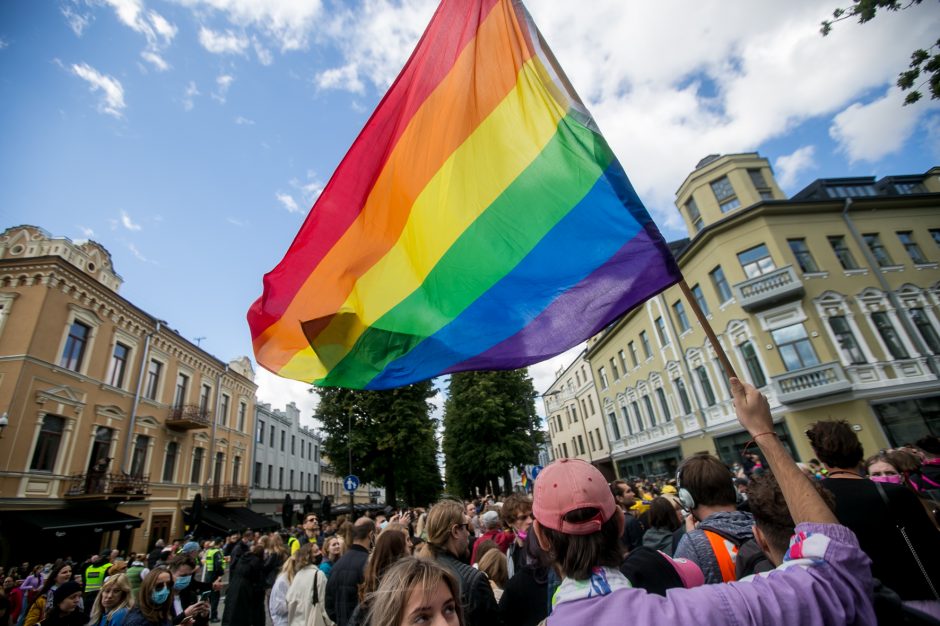 Į LGBT parado dalyvius skriejo ir žali kiaušiniai: kliuvo kavinės klientams