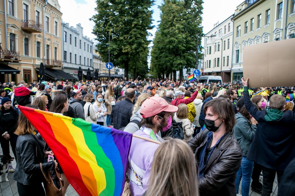 Į LGBT parado dalyvius skriejo ir žali kiaušiniai: kliuvo kavinės klientams