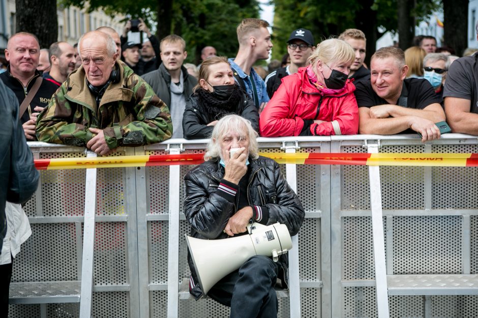 Į LGBT parado dalyvius skriejo ir žali kiaušiniai: kliuvo kavinės klientams